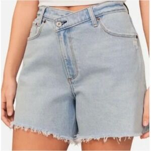 Abercrombie & Fitch The Dad Short High Rise Light Wash Distressed Cutoff Size 4